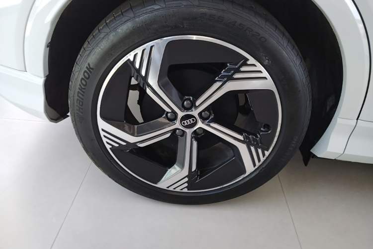 Used Audi Q4 e-tron 2023 40 e-tron Adventure Edition Right Rear Wheel Hub