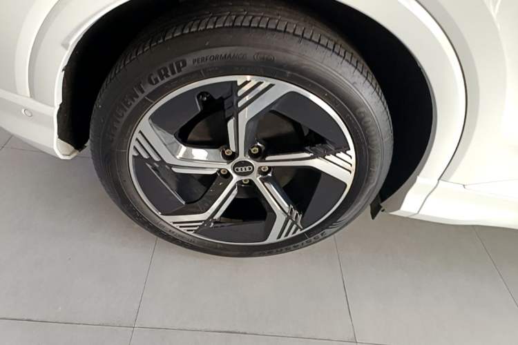 Used Audi Q4 e-tron 2023 40 e-tron Boundary Edition Right Rear Wheel Hub