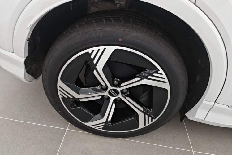 Used Audi Q4 e-tron 2023 40 e-tron Boundary Edition Right Rear Wheel Hub