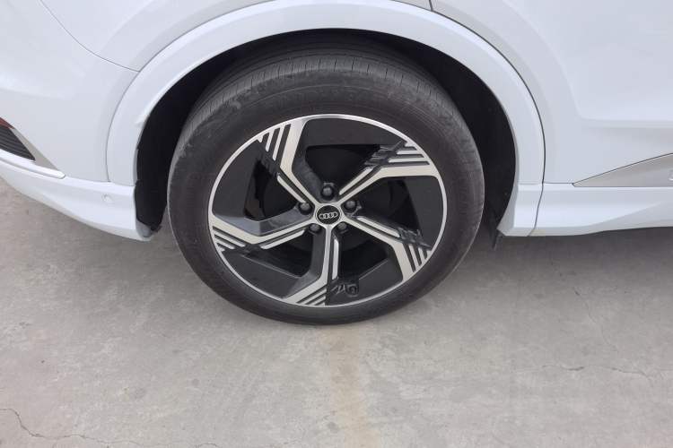 Used Audi Q4 e-tron 2023 40 e-tron Boundary Edition Right Rear Wheel Hub
