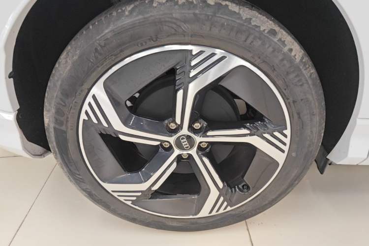 Used Audi Q4 e-tron 2023 40 e-tron Creation Edition Midnight Right Rear Wheel Hub