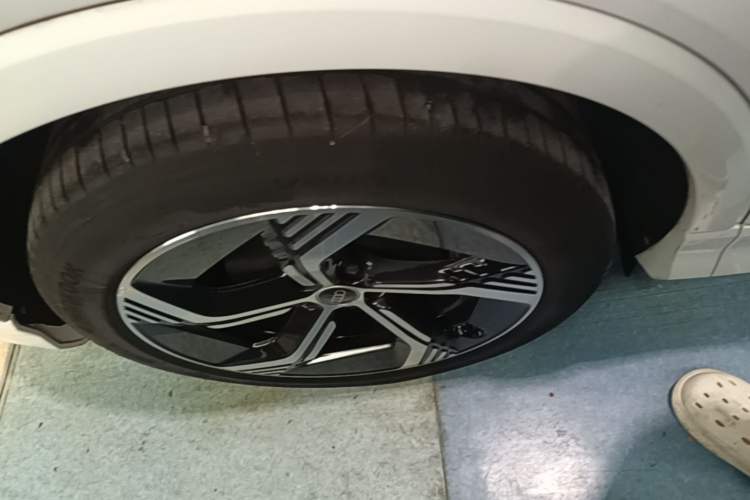 Used Audi Q4 e-tron 2023 50 e-tron quattro Visionary Edition Right Rear Wheel Hub