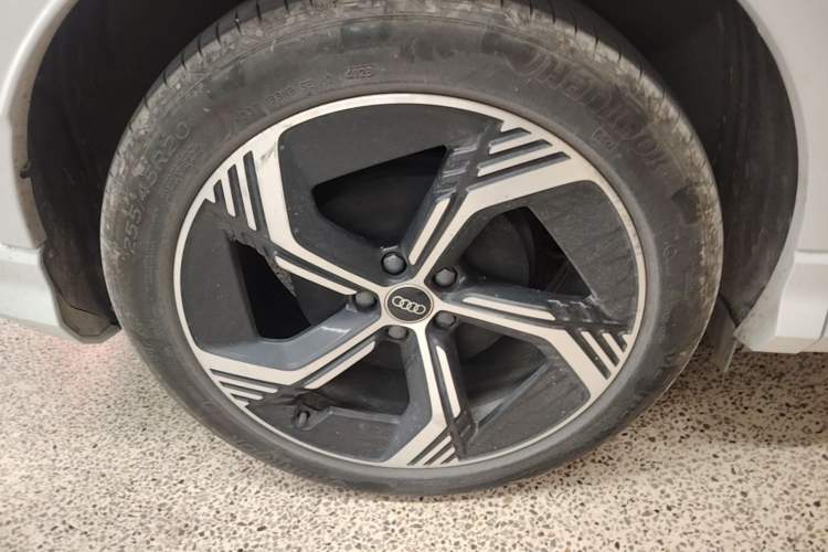 Used Audi Q4 e-tron 2023 40 e-tron Boundary Edition Right Rear Wheel Hub