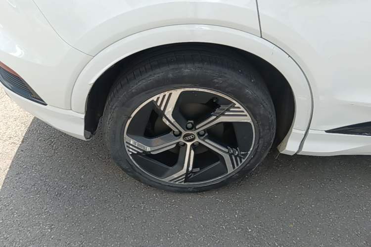 Used Audi Q4 e-tron 2023 40 e-tron Creation Edition Midnight Right Rear Wheel Hub