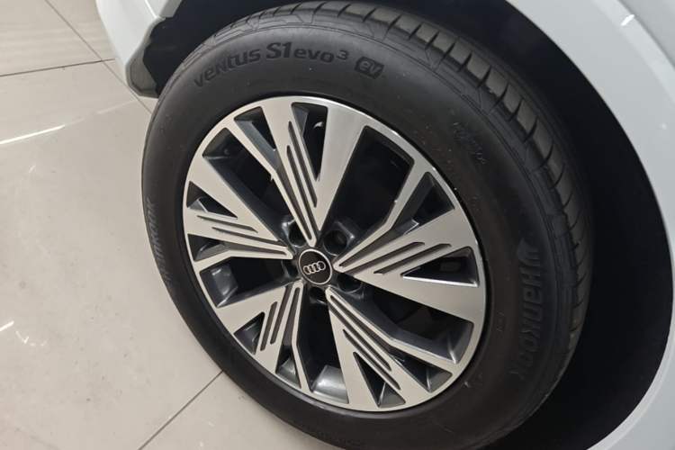 Used Audi Q4 e-tron 2023 40 e-tron Adventure Edition Right Rear Wheel Hub