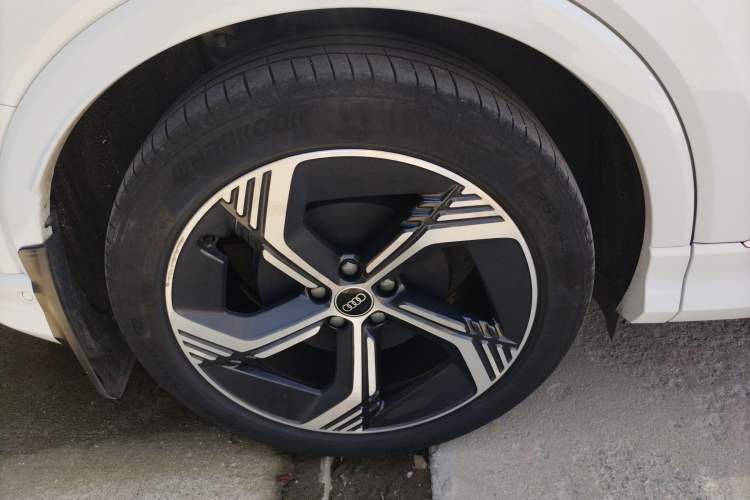 Used Audi Q4 e-tron 2023 40 e-tron Boundary Edition Right Rear Wheel Hub