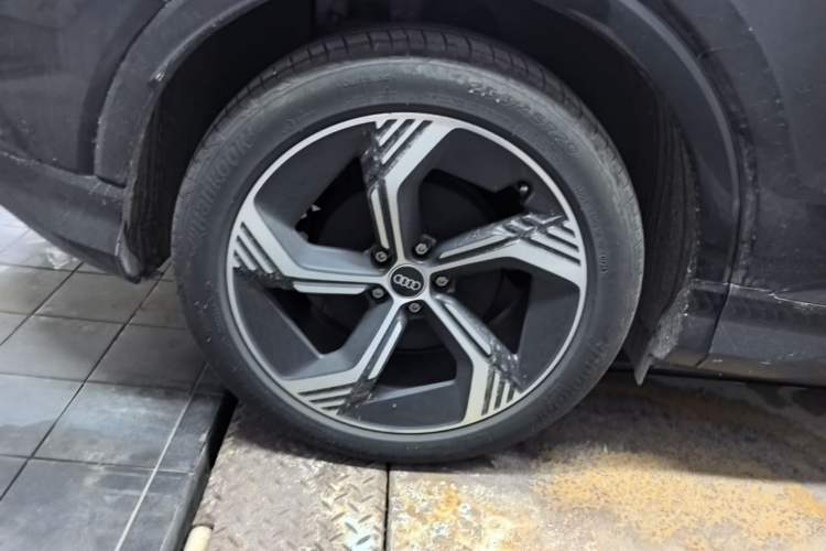 Used Audi Q4 e-tron 2024 40 e-tron Boundary Edition Right Rear Wheel Hub