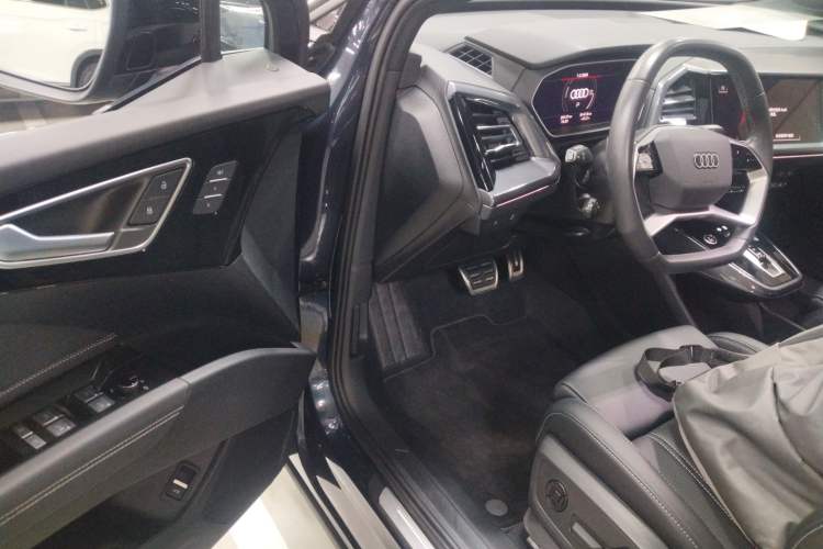 Used Audi Q4 e-tron 2024 50 e-tron quattro Creation Edition Midnight Interior 3