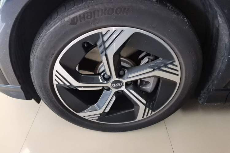 Used Audi Q4 e-tron 2024 50 e-tron quattro Creation Edition Midnight Left Front Wheel Hub