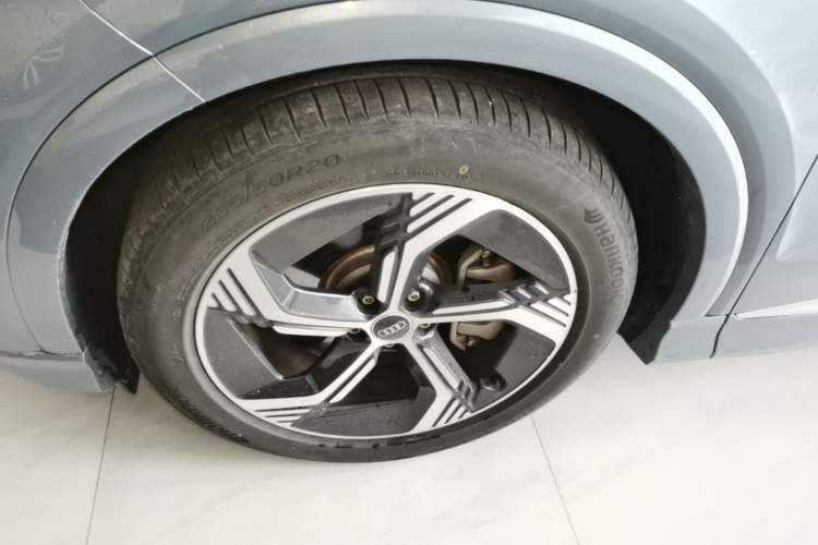 Used Audi Q4 e-tron 2024 40 e-tron Boundary Edition Left Front Wheel Hub