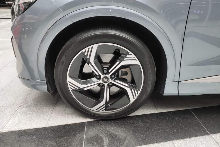 Used Audi Q4 e-tron 2024 40 e-tron Boundary Edition Left Front Wheel Hub