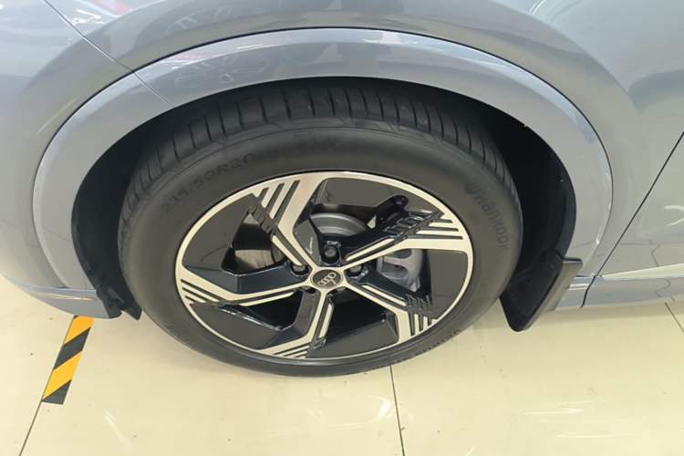 Used Audi Q4 e-tron 2024 40 e-tron Boundary Edition Left Front Wheel Hub