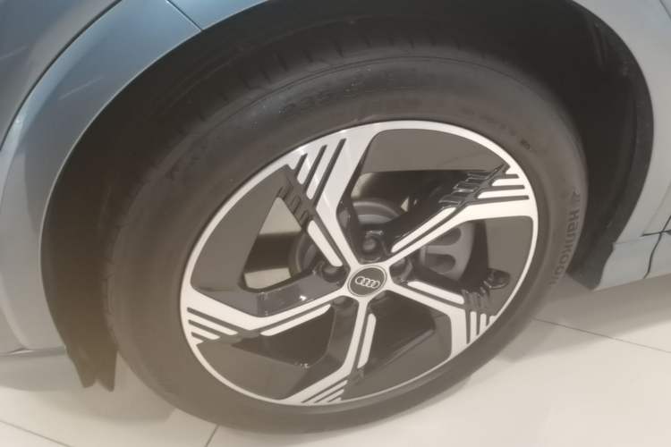 Used Audi Q4 e-tron 2024 50 e-tron quattro Creation Edition Midnight Left Front Wheel Hub