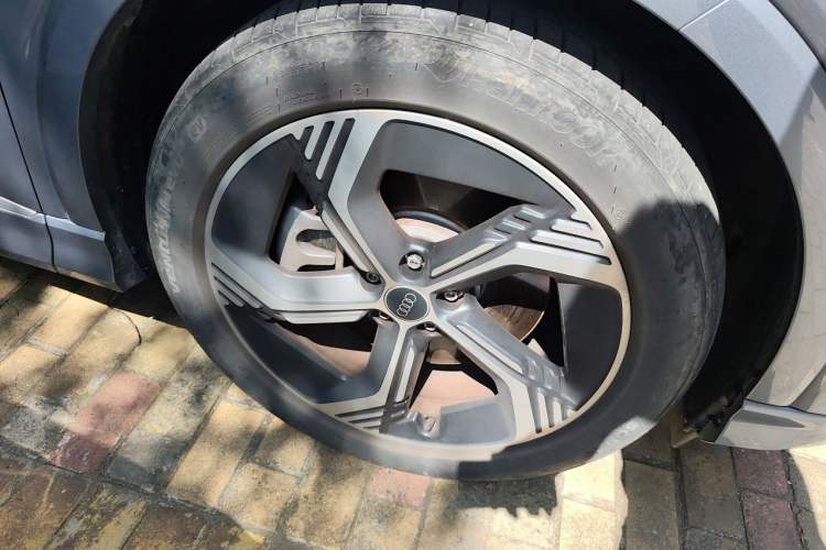 Used Audi Q4 e-tron 2024 40 e-tron Boundary Edition Right Front Wheel Hub