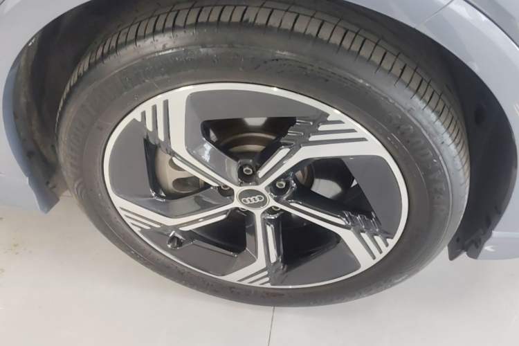 Used Audi Q4 e-tron 2024 40 e-tron Boundary Edition Right Front Wheel Hub