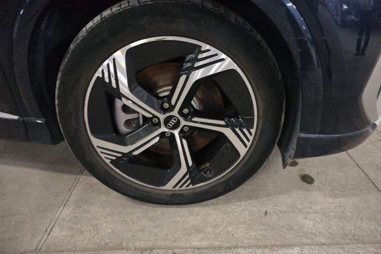 Used Audi Q4 e-tron 2024 40 e-tron Boundary Edition in Midnight Blue Right Front Wheel Hub