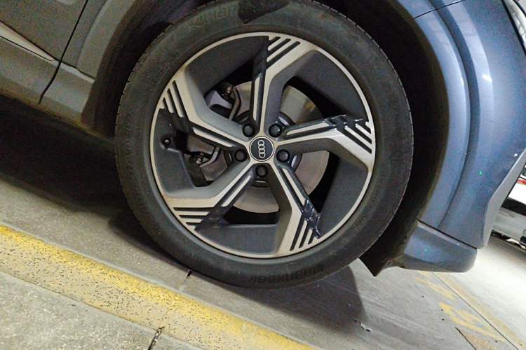 Used Audi Q4 e-tron 2024 40 e-tron Boundary Edition Right Front Wheel Hub