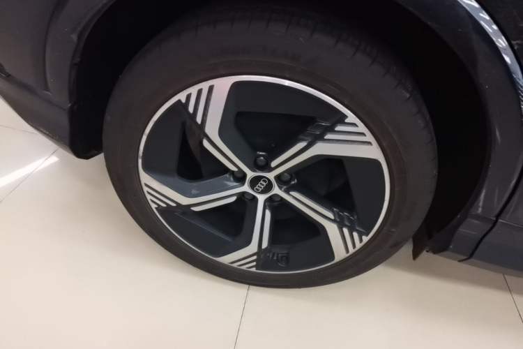 Used Audi Q4 e-tron 2024 50 e-tron quattro Creation Edition Midnight Right Rear Wheel Hub