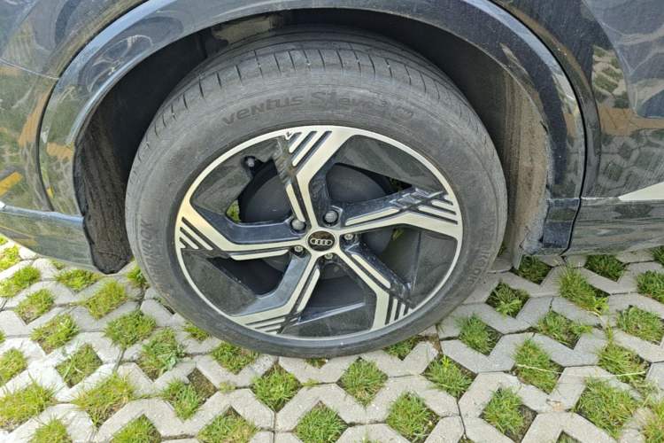 Used Audi Q4 e-tron 2024 40 e-tron Boundary Edition Right Rear Wheel Hub