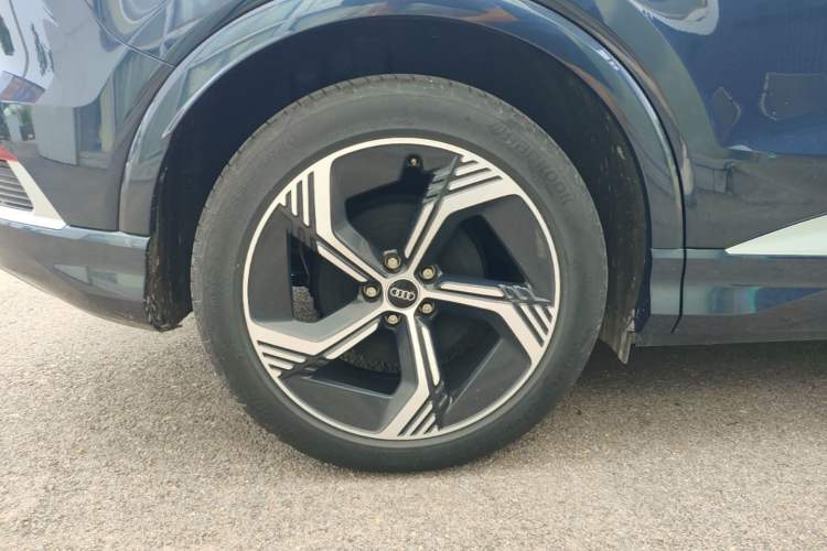 Used Audi Q4 e-tron 2024 40 e-tron Boundary Edition Right Rear Wheel Hub