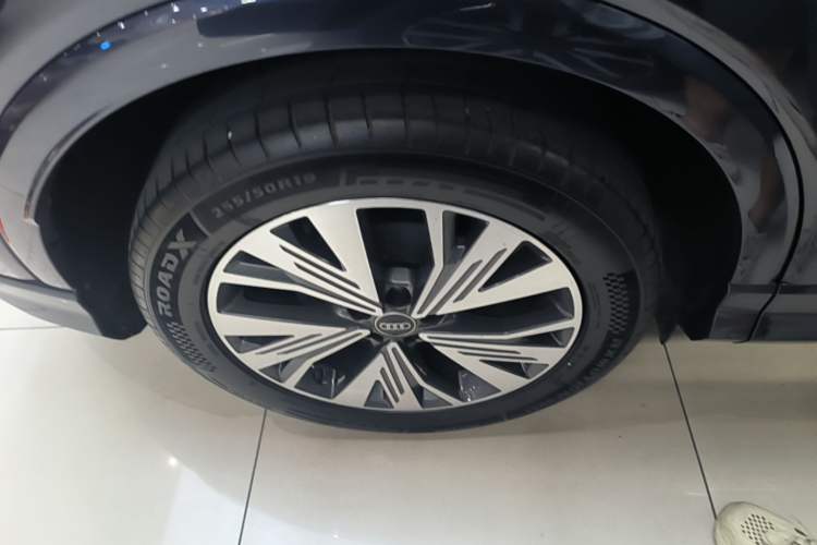 Used Audi Q4 e-tron 2024 40 e-tron Adventure Edition Right Rear Wheel Hub