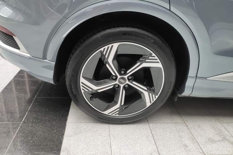 Used Audi Q4 e-tron 2024 40 e-tron Boundary Edition Right Rear Wheel Hub