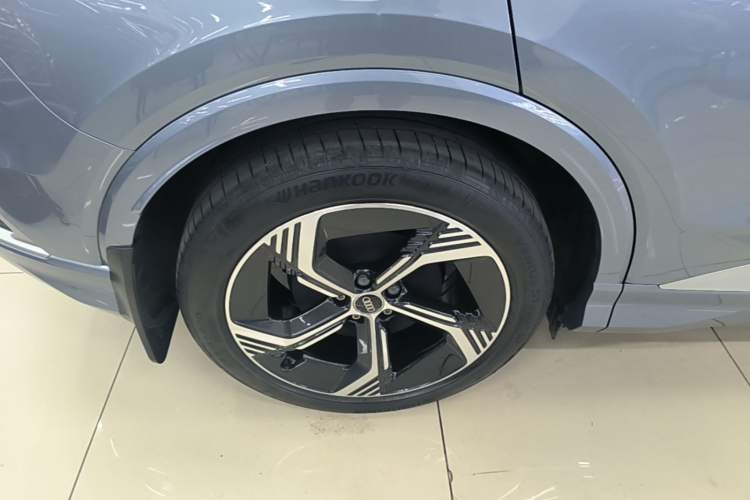 Used Audi Q4 e-tron 2024 40 e-tron Boundary Edition Right Rear Wheel Hub