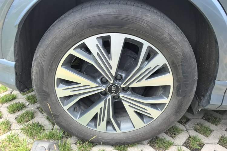 Used Audi Q4 e-tron 2024 40 e-tron Adventure Edition Right Rear Wheel Hub