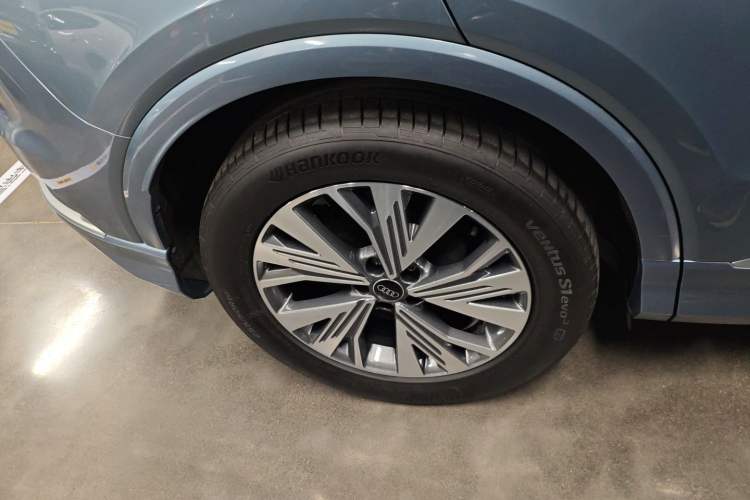 Used Audi Q4 e-tron 2024 40 e-tron Adventure Edition Right Rear Wheel Hub