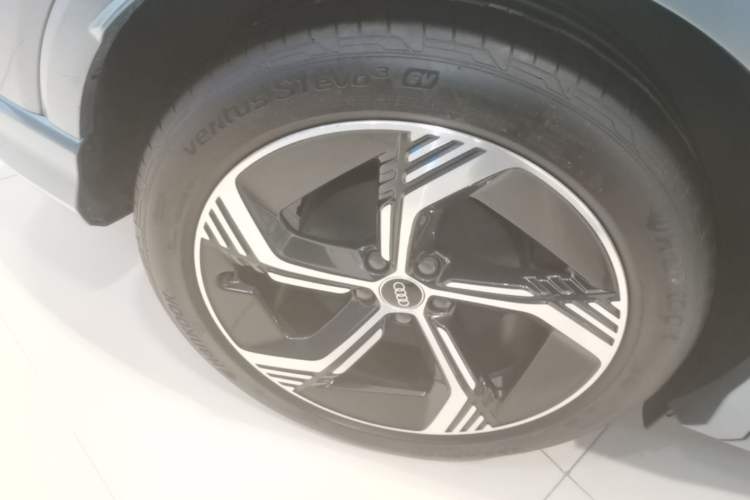Used Audi Q4 e-tron 2024 50 e-tron quattro Creation Edition Midnight Right Rear Wheel Hub