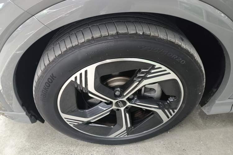 Used Audi Q4 e-tron 2024 40 e-tron Boundary Edition Left Front Wheel Hub