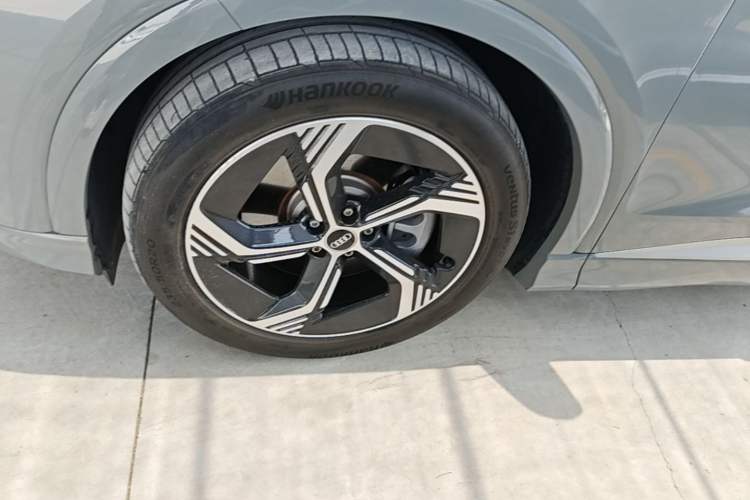 Used Audi Q4 e-tron 2024 40 e-tron Boundary Edition Left Front Wheel Hub