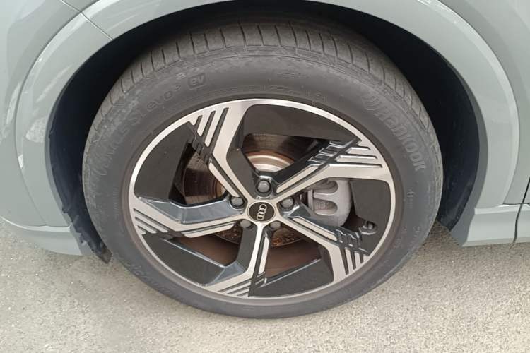 Used Audi Q4 e-tron 2024 50 e-tron quattro Creation Edition Midnight Left Front Wheel Hub