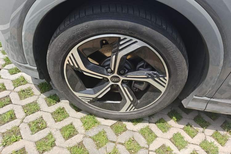 Used Audi Q4 e-tron 2024 40 e-tron Boundary Edition Left Front Wheel Hub