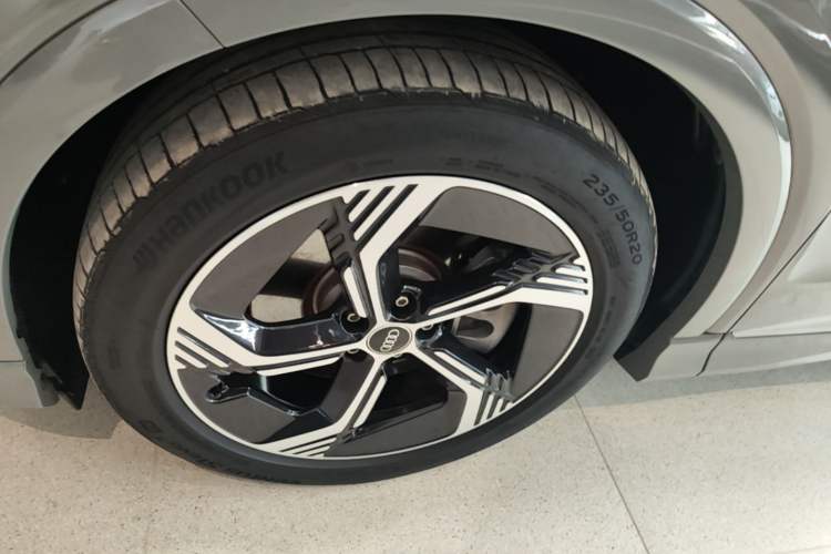 Used Audi Q4 e-tron 2024 40 e-tron Boundary Edition Left Front Wheel Hub