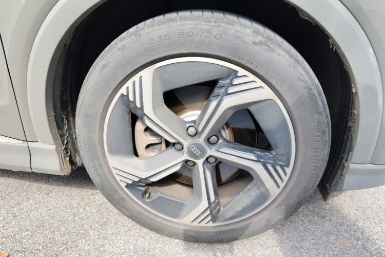 Used Audi Q4 e-tron 2024 40 e-tron Boundary Edition Right Front Wheel Hub