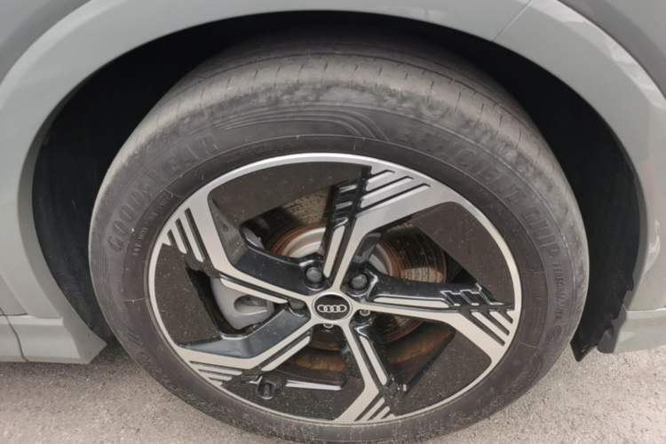 Used Audi Q4 e-tron 2024 40 e-tron Boundary Edition Right Front Wheel Hub