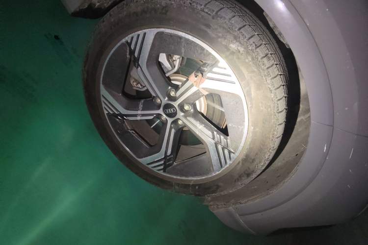Used Audi Q4 e-tron 2024 50 e-tron quattro Creation Edition Midnight Right Front Wheel Hub