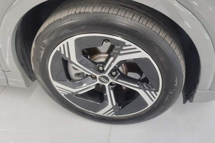 Used Audi Q4 e-tron 2024 40 e-tron Boundary Edition Right Front Wheel Hub