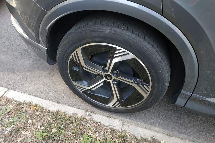 Used Audi Q4 e-tron 2024 40 e-tron Boundary Edition Right Rear Wheel Hub