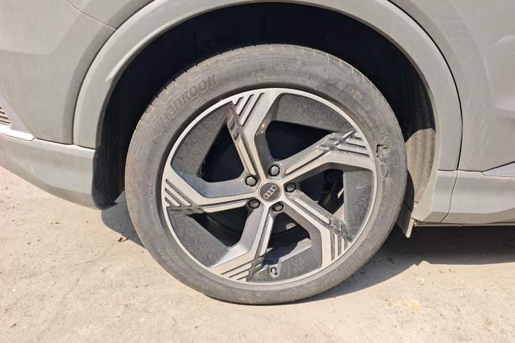 Used Audi Q4 e-tron 2024 40 e-tron Boundary Edition Right Rear Wheel Hub