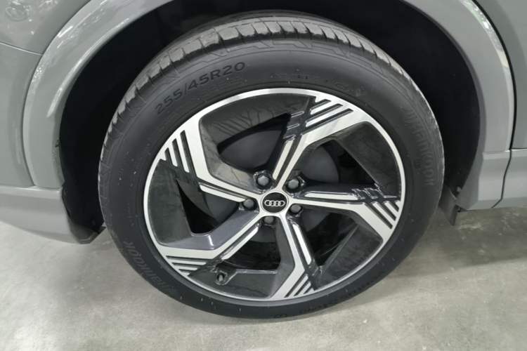 Used Audi Q4 e-tron 2024 40 e-tron Boundary Edition Right Rear Wheel Hub