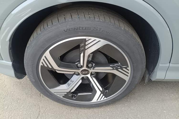 Used Audi Q4 e-tron 2024 50 e-tron quattro Creation Edition Midnight Right Rear Wheel Hub