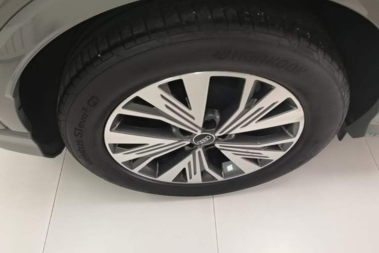 Used Audi Q4 e-tron 2024 40 e-tron Adventure Edition Right Rear Wheel Hub