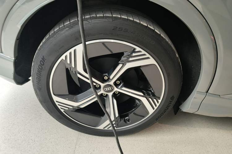 Used Audi Q4 e-tron 2024 40 e-tron Boundary Edition Right Rear Wheel Hub