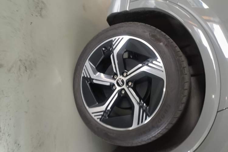 Used Audi Q4 e-tron 2024 40 e-tron Boundary Edition Right Rear Wheel Hub