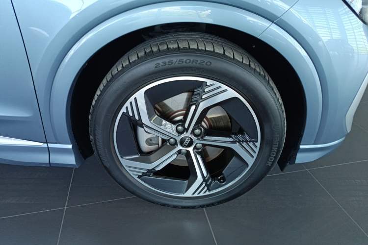 Used Audi Q4 e-tron 2024 40 e-tron Boundary Edition Right Front Wheel Hub