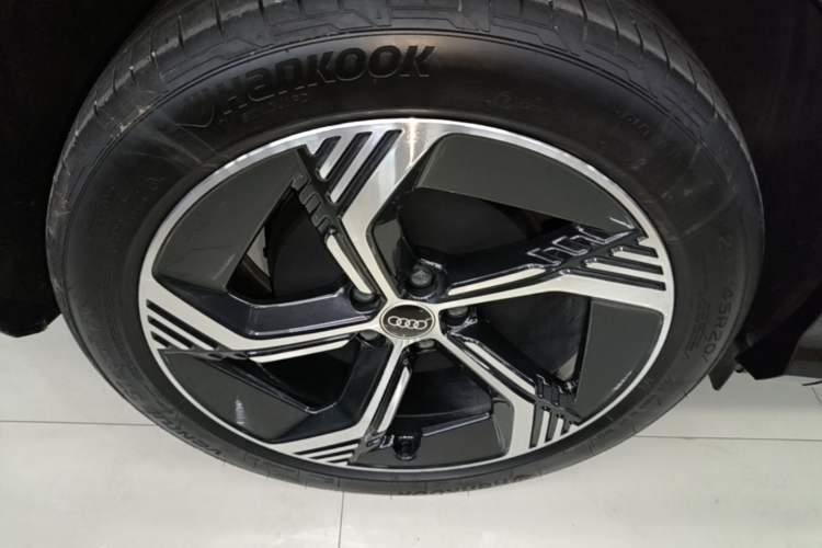 Used Audi Q4 e-tron 2024 40 e-tron Boundary Edition Right Rear Wheel Hub