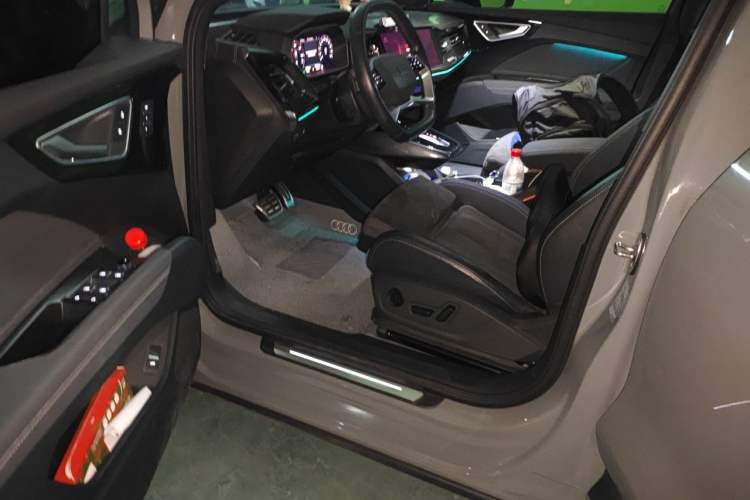 Used Audi Q4 e-tron 2024 40 e-tron Boundary Edition in Midnight Blue Driver Seat