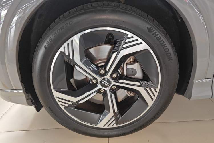 Used Audi Q4 e-tron 2024 40 e-tron Boundary Edition Left Front Wheel Hub